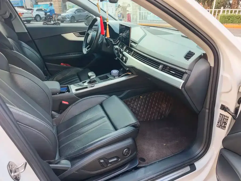 Audi A4L 2023 из CN, фото 2