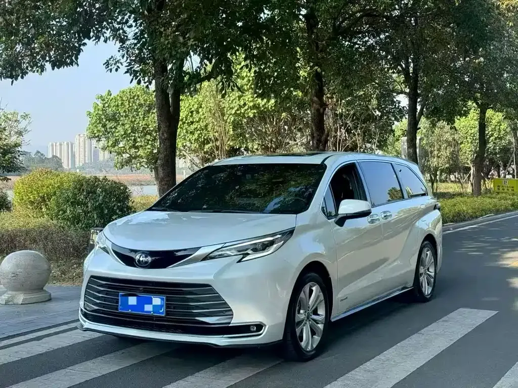 Toyota Sienna 2024 из CN, фото 1