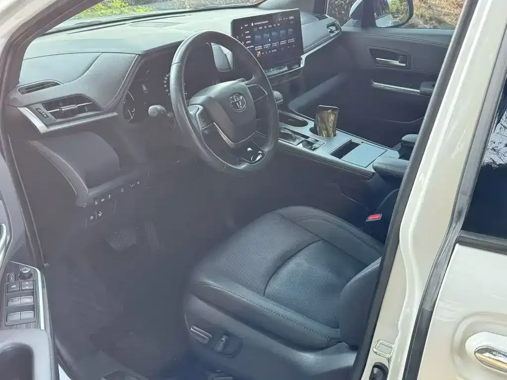Toyota Sienna 2024 из CN, фото 2