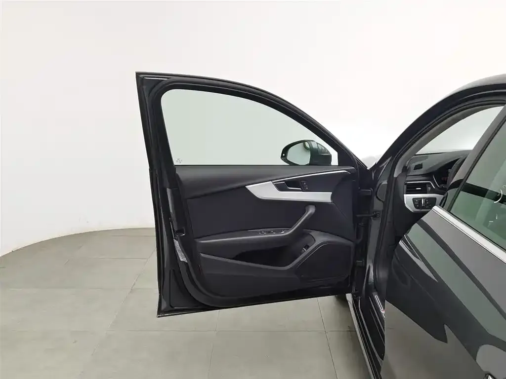 Audi A4L 2021 из CN, фото 2