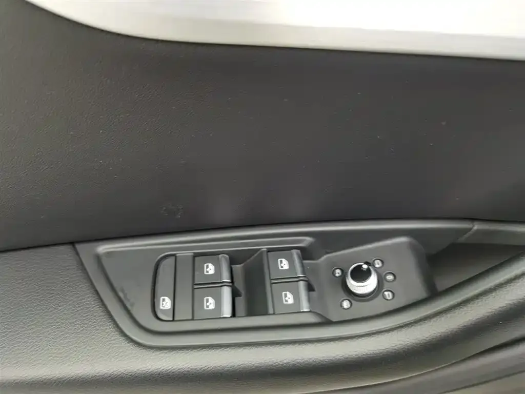 Audi A4L 2021 из CN, фото 3