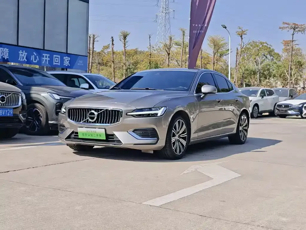 Volvo S60 PHEV 2023 из CN, фото 1