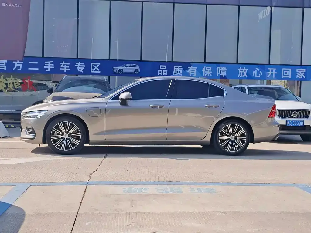 Volvo S60 PHEV 2023 из CN, фото 2