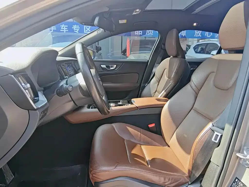 Volvo S60 PHEV 2023 из CN, фото 4