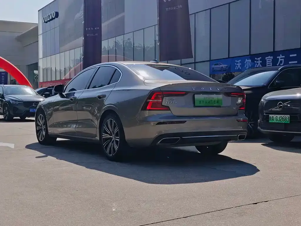 Volvo S60 PHEV 2023 из CN, фото 3