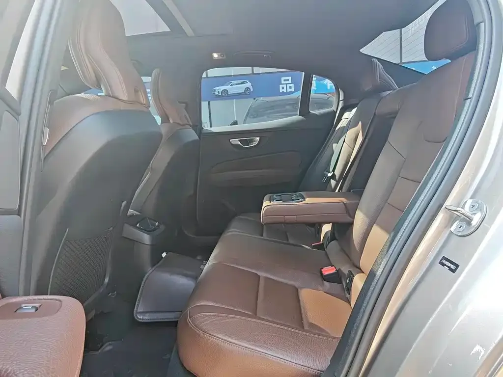 Volvo S60 PHEV 2023 из CN, фото 5