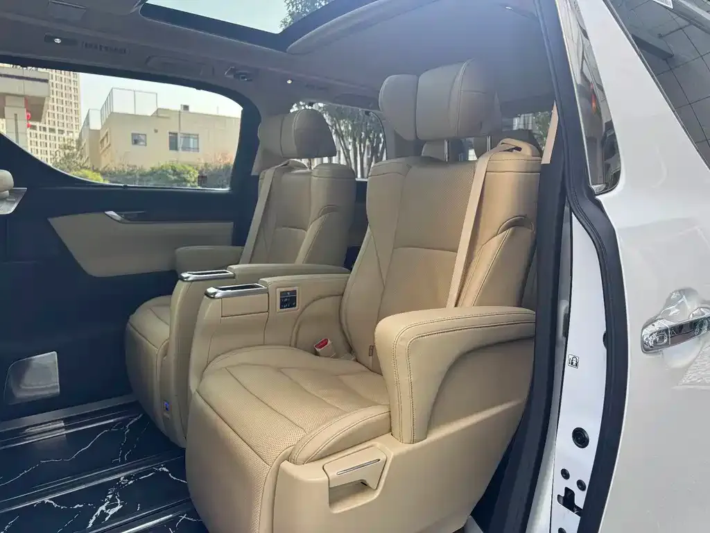 Toyota Alphard 2023 из CN, фото 2