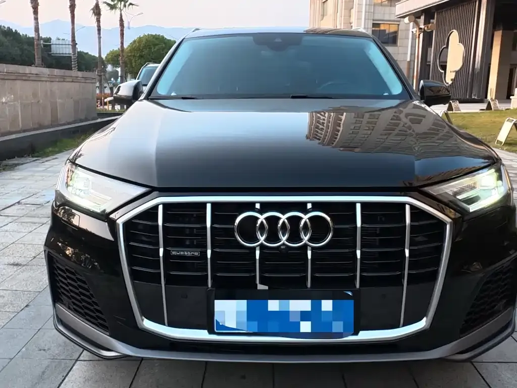 Audi Q7 2023 из CN, фото 1