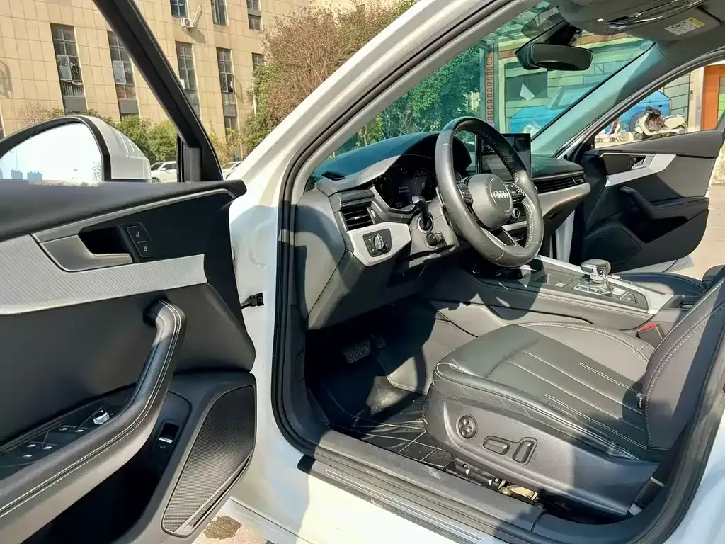 Audi A4L 2022 из CN, фото 4