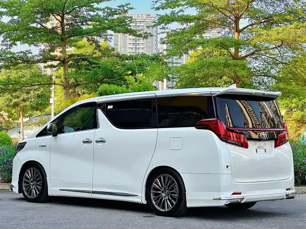 Toyota Alphard — фото 7