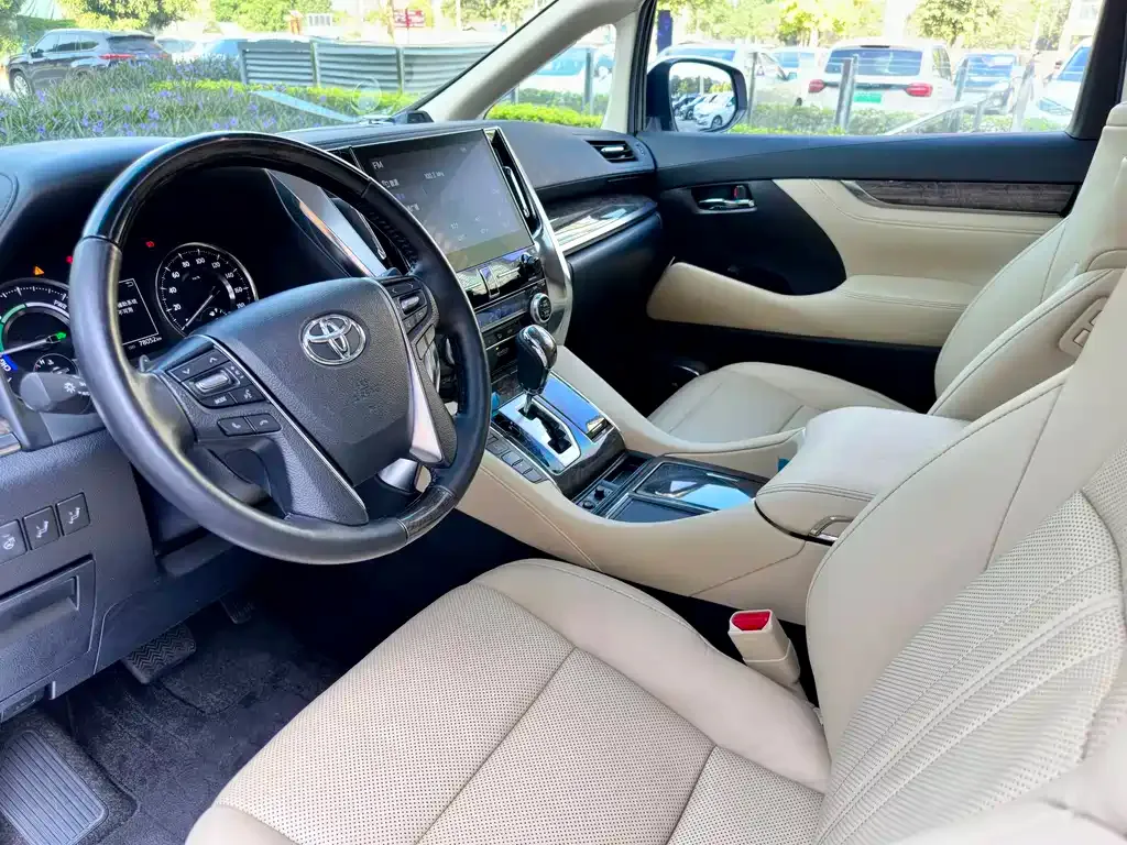 Toyota Alphard — фото 2