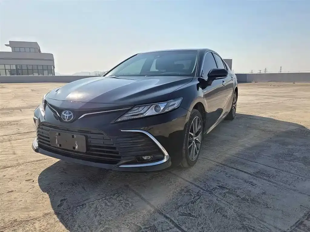 Toyota Camry — фото 1