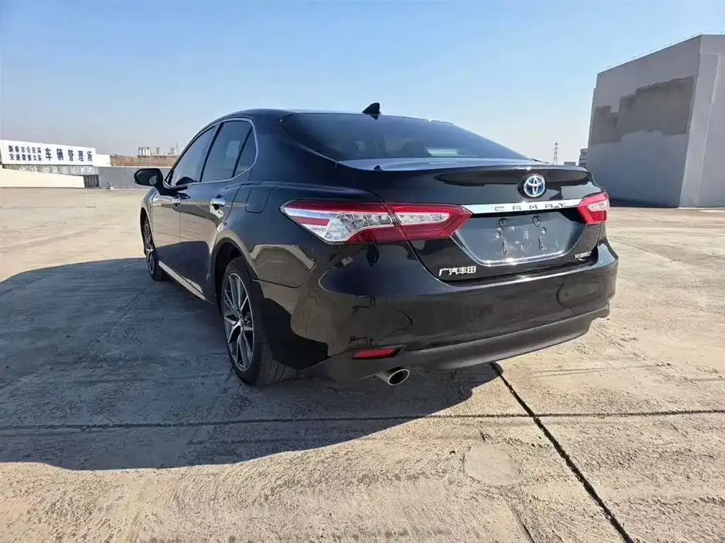Toyota Camry — фото 9