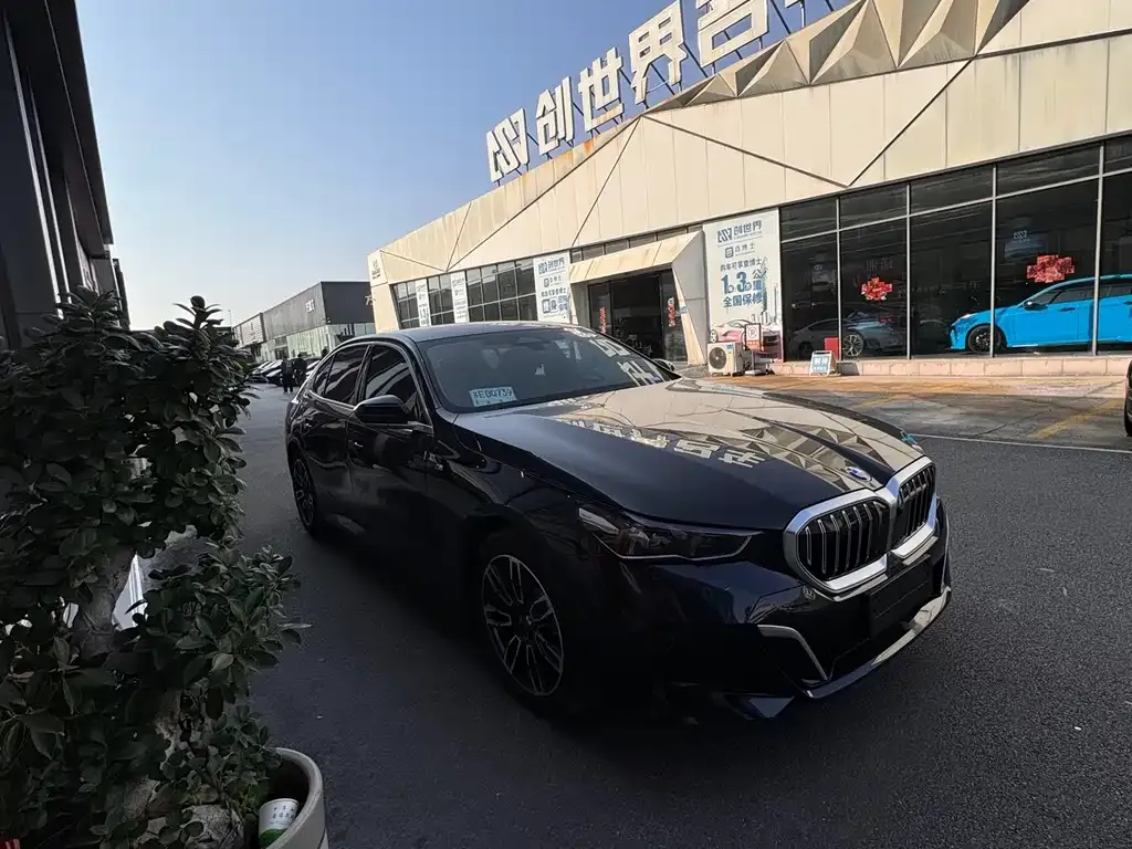 BMW 5 Series 2025 из CN, фото 3