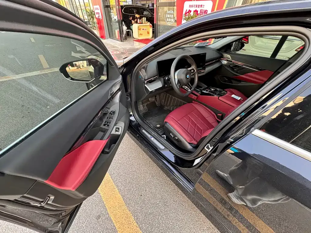 BMW 5 Series 2025 из CN, фото 9