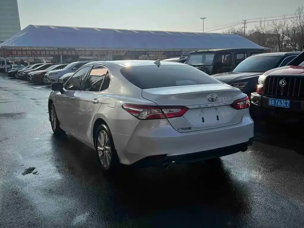 Toyota Camry — фото 7