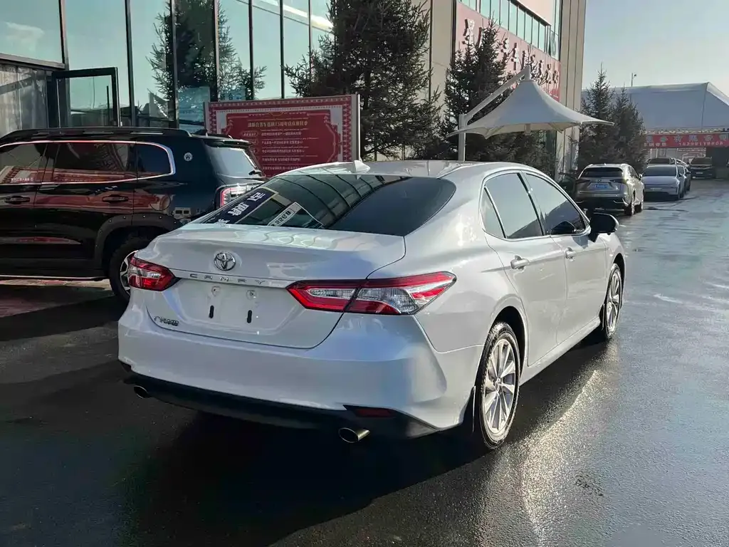 Toyota Camry — фото 9