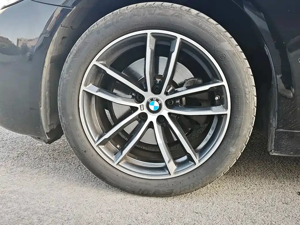 BMW 5 Series 2022 из CN, фото 9