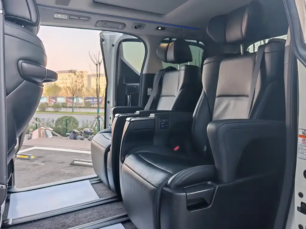 Toyota Vellfire 2021 из CN, фото 2