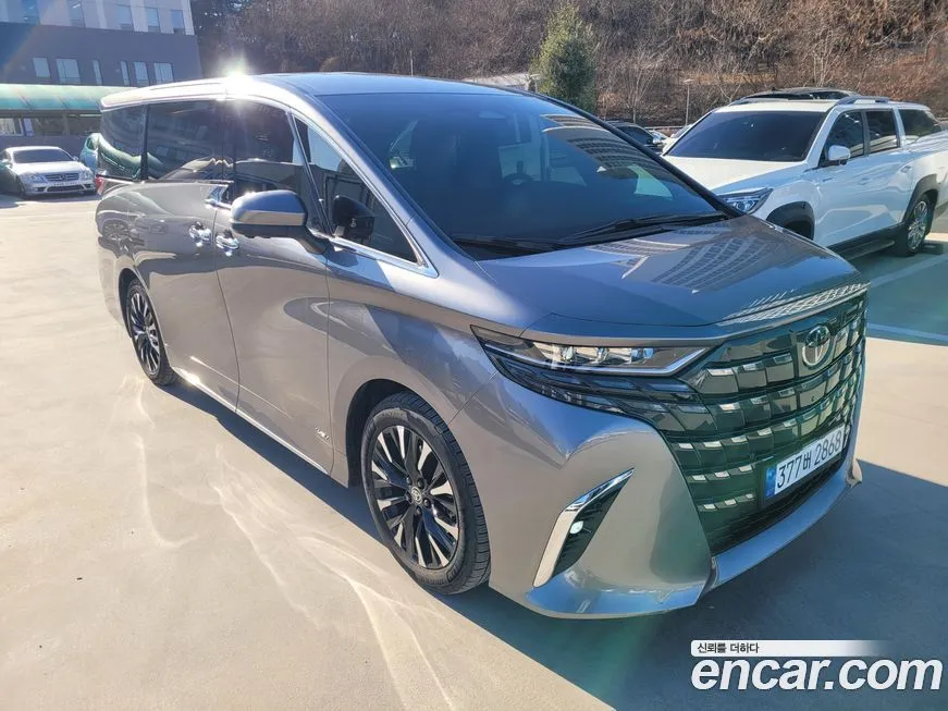 Toyota Alphard — фото 1