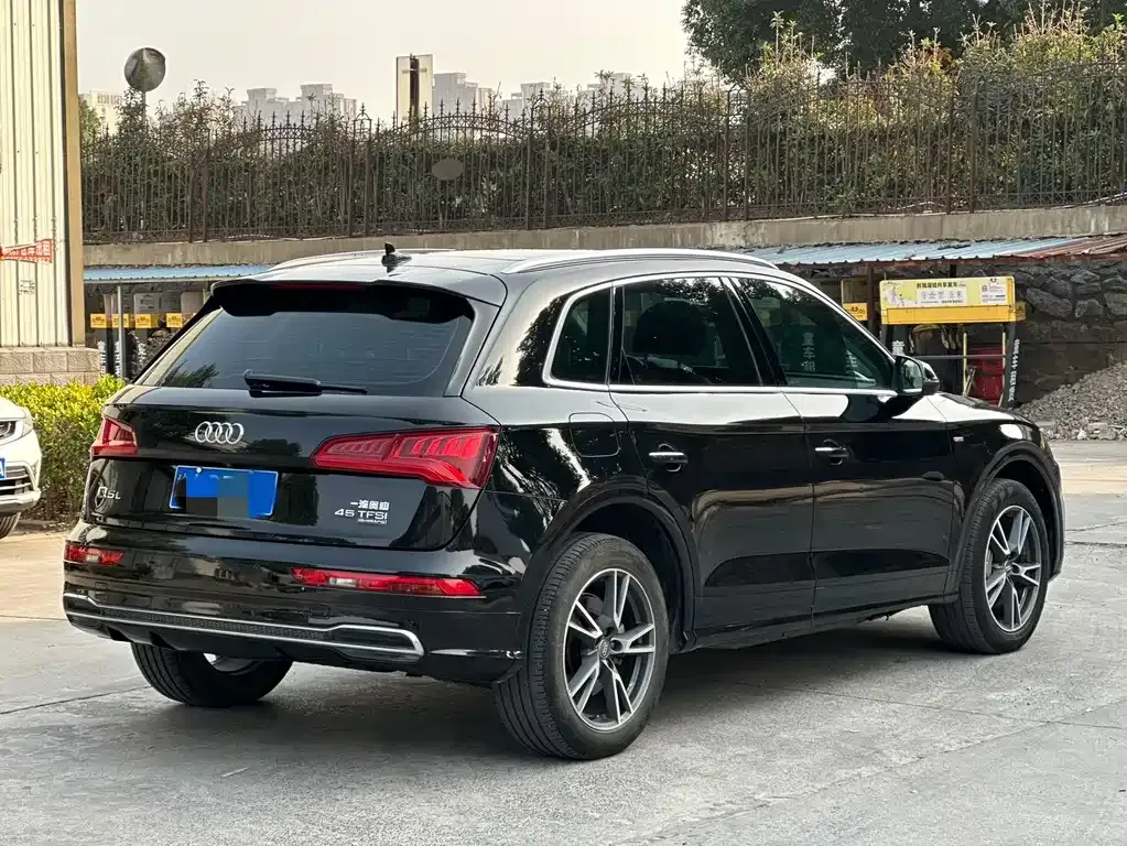 Audi Q5L — фото 10
