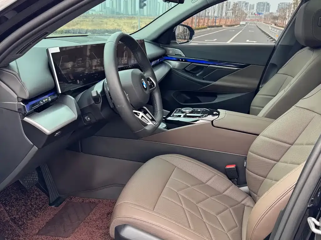 BMW 5 Series 2025 из CN, фото 7