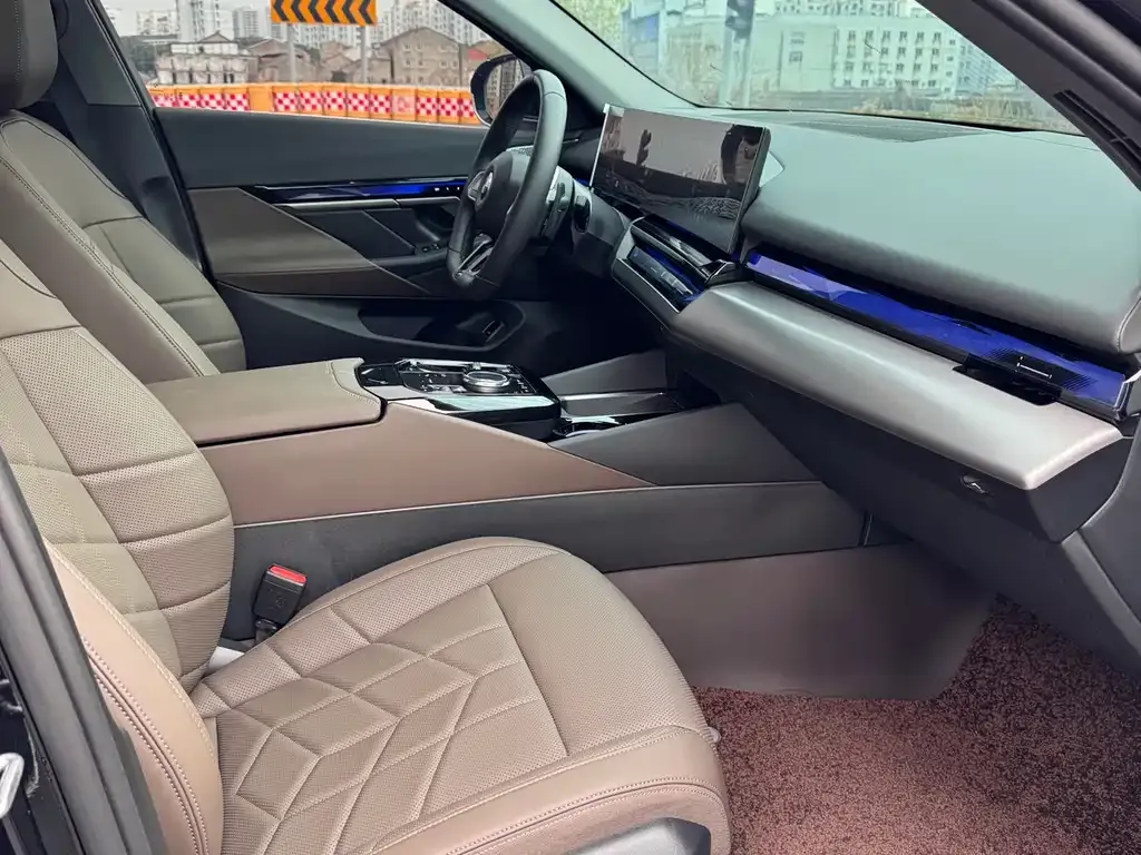 BMW 5 Series 2025 из CN, фото 10