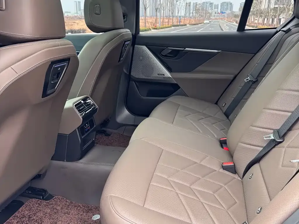 BMW 5 Series 2025 из CN, фото 4
