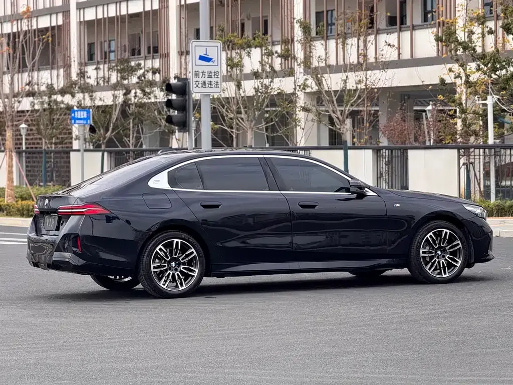 BMW 5 Series 2025 из CN, фото 8