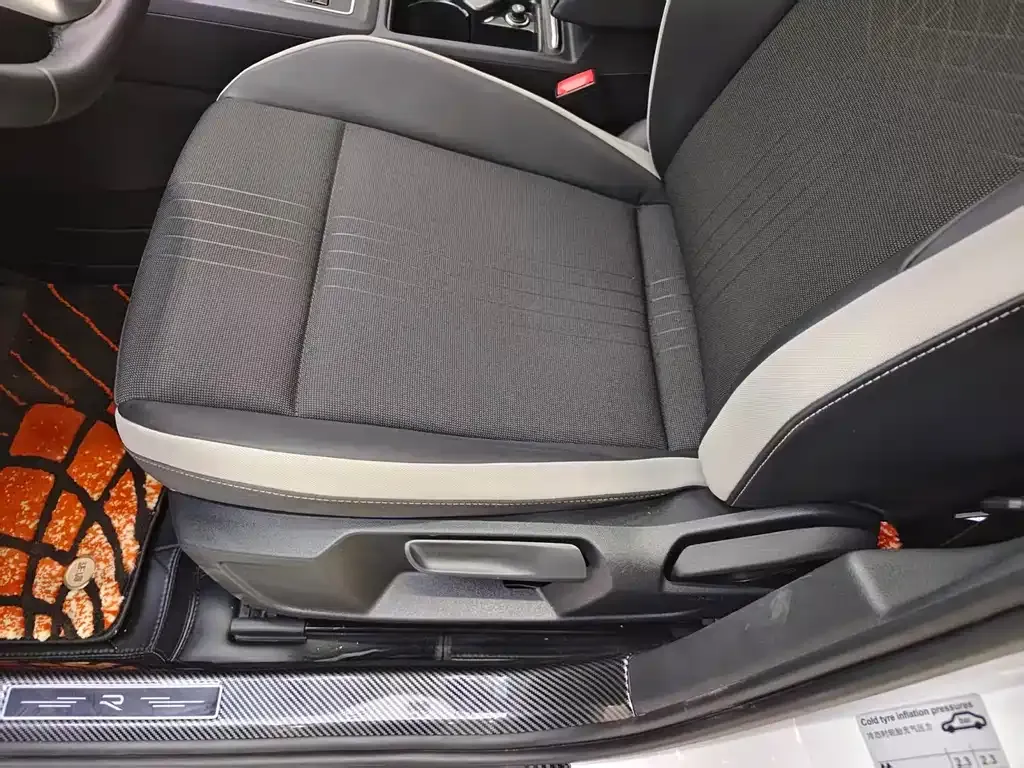 Volkswagen Golf 2023 из CN, фото 10