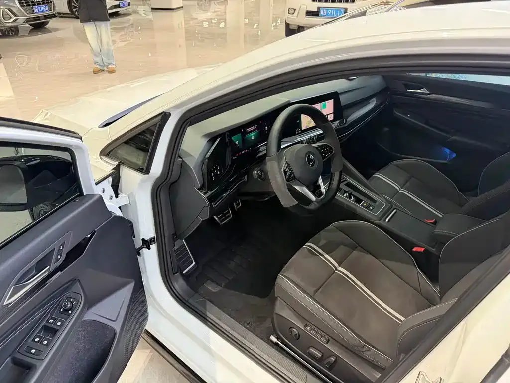 Volkswagen Golf 2024 из CN, фото 3