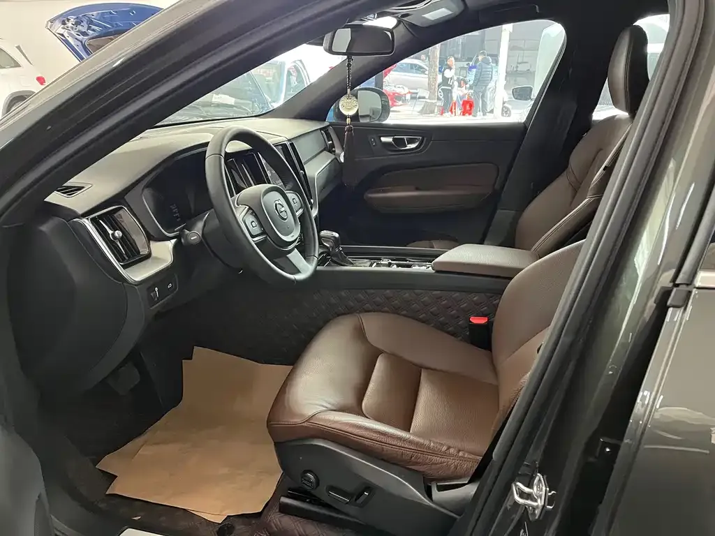 Volvo XC60 2021 из CN, фото 2