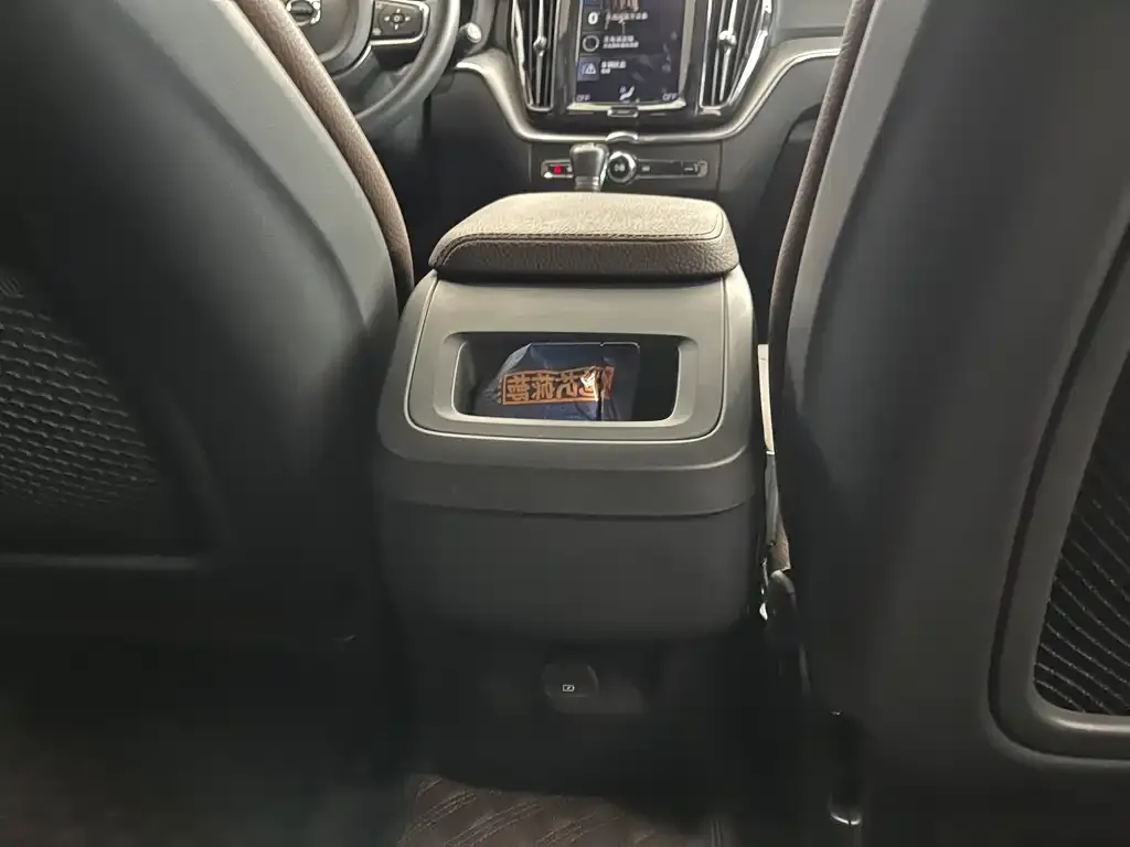 Volvo XC60 2021 из CN, фото 4