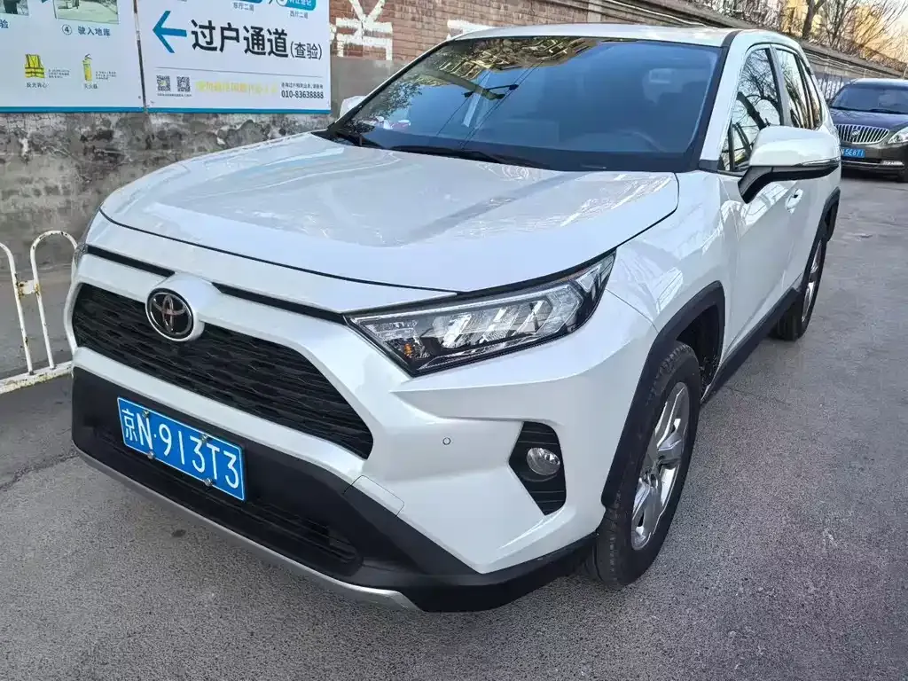Toyota RAV4 2023 из CN, фото 1