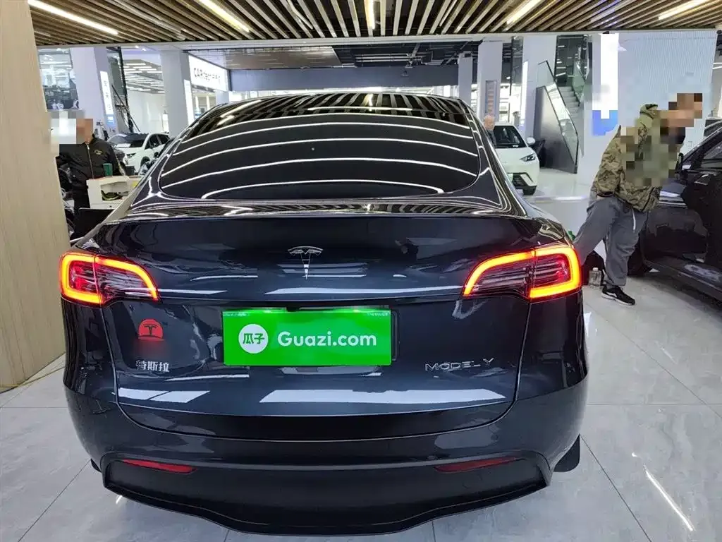 Tesla Model Y — фото 10