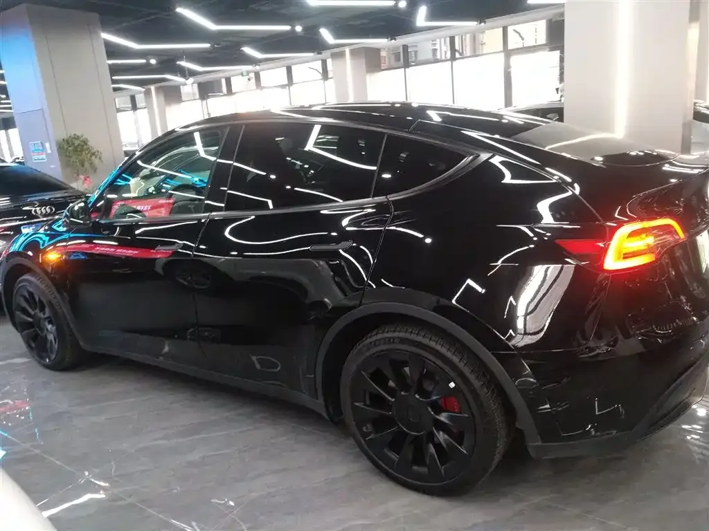 Tesla Model Y — фото 10