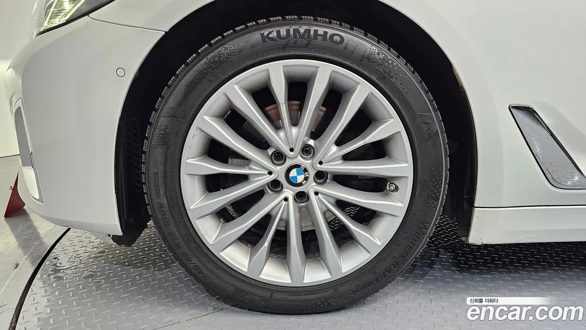 BMW 5-Series — фото 10