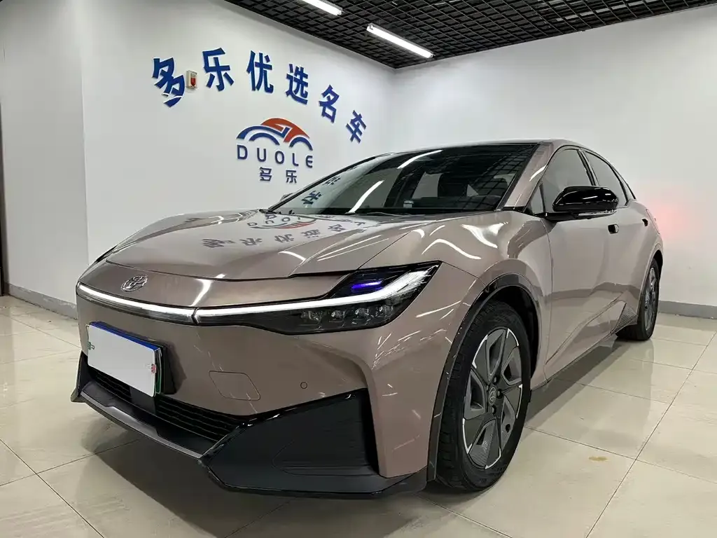 Toyota bZ3 2023 из CN, фото 1