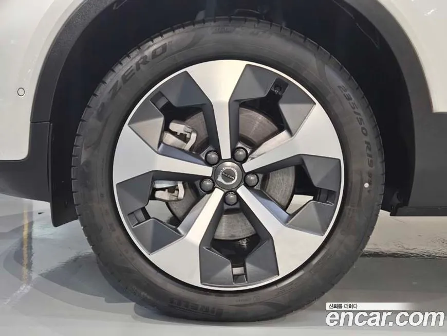 Volvo XC40 — фото 10