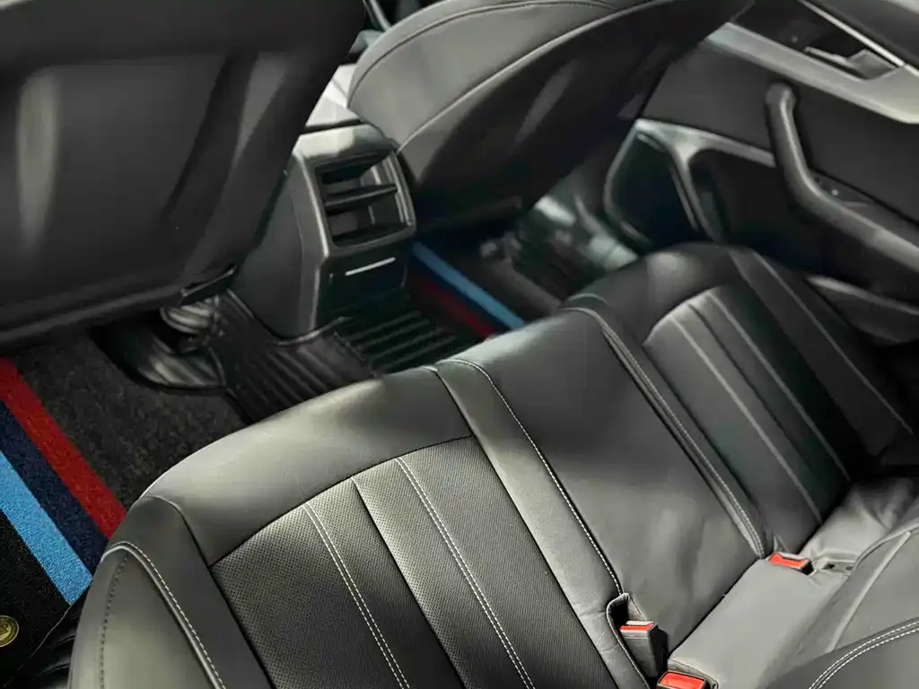 Audi A4L 2022 из CN, фото 4