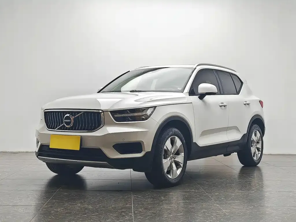 Volvo XC40 — фото 1