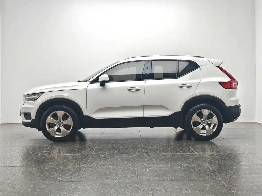 Volvo XC40 — фото 10