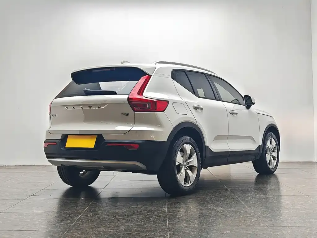 Volvo XC40 — фото 3