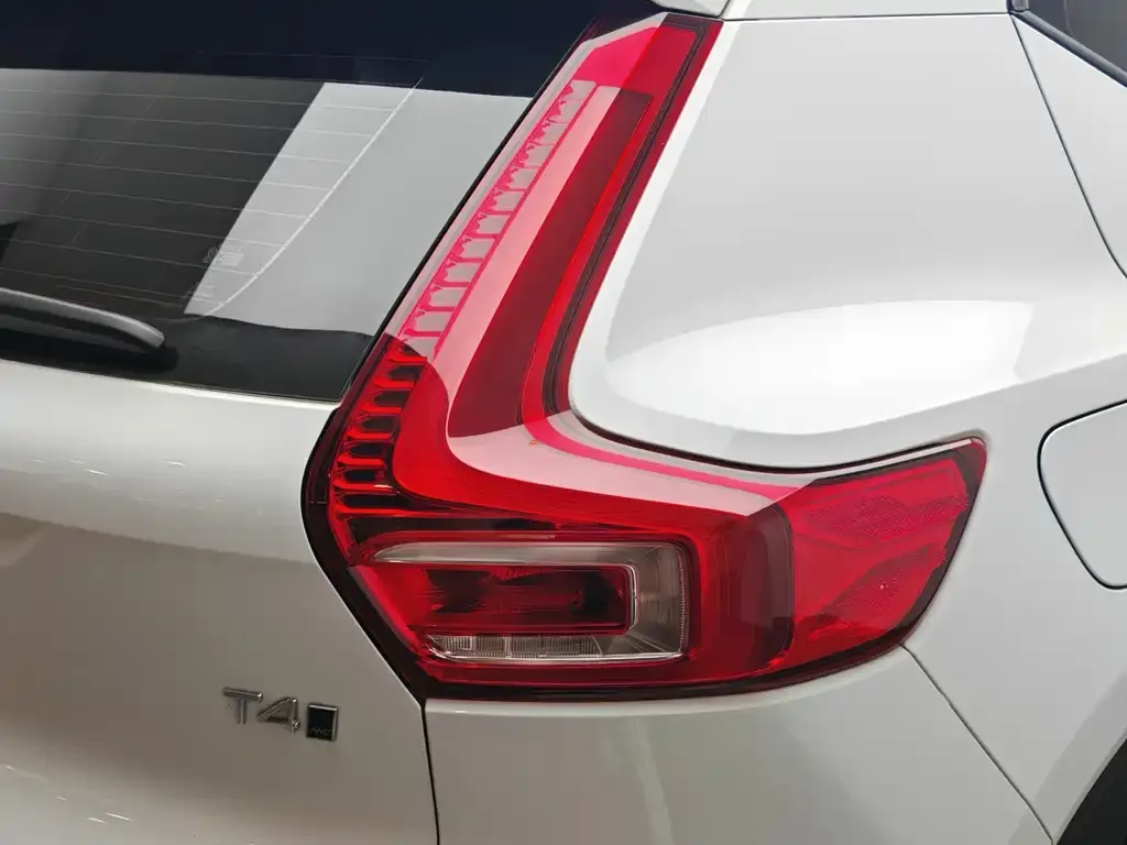 Volvo XC40 — фото 7