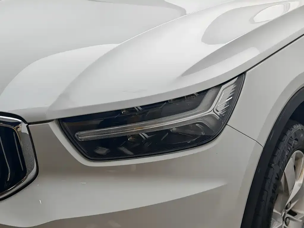 Volvo XC40 — фото 8