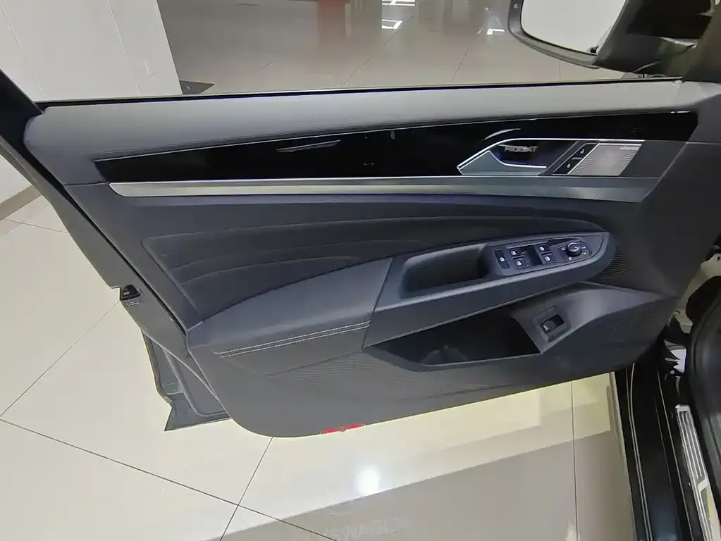 Volkswagen Passat 2023 из CN, фото 2