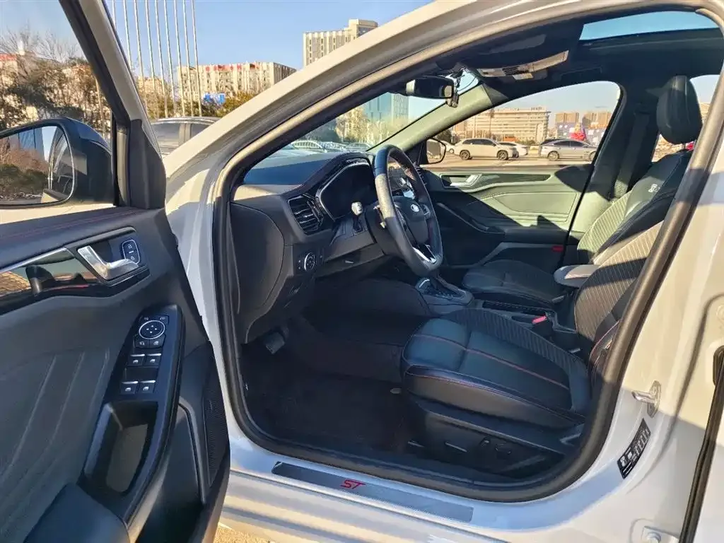 Ford Focus 2023 из CN, фото 6