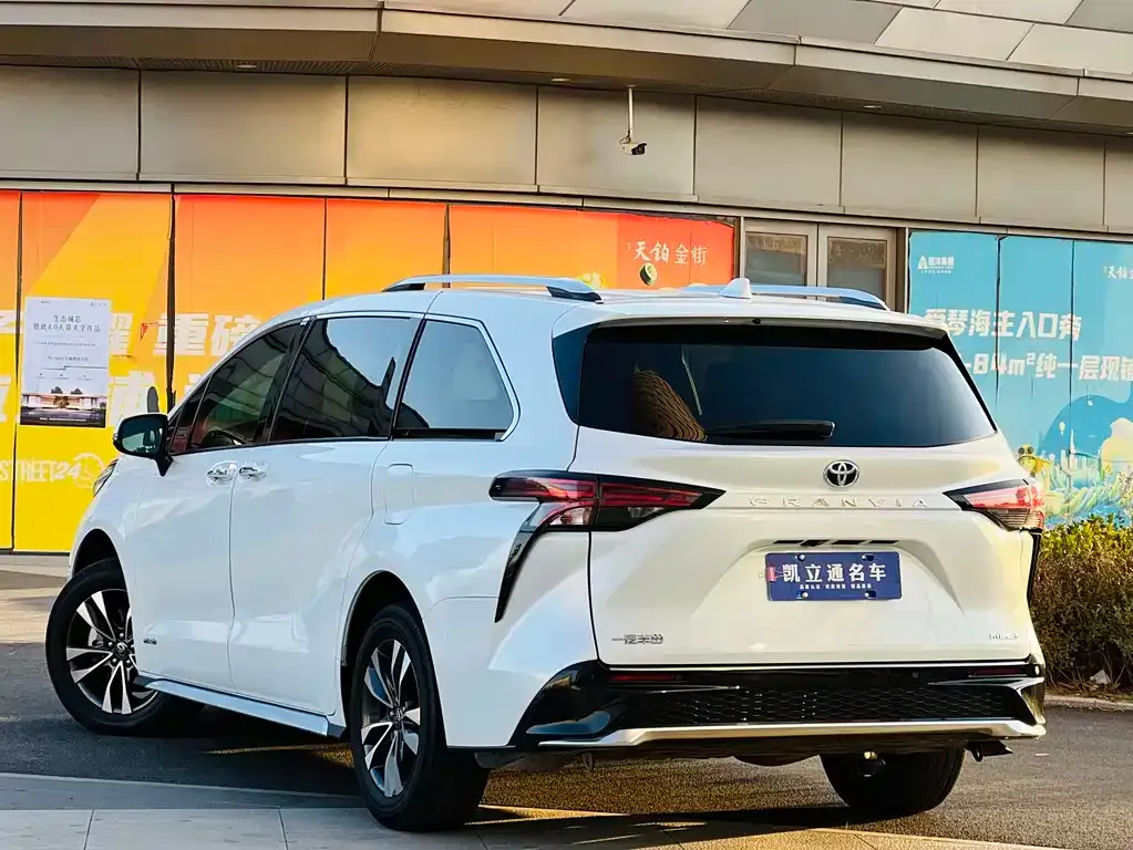 Toyota Granvia 2024 из CN, фото 7