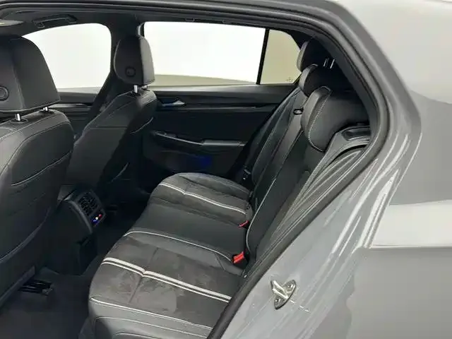Volkswagen Golf 2023 из CN, фото 2