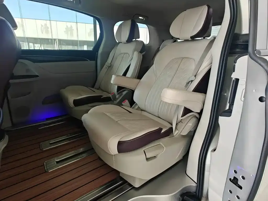Buick GL8 2023 из CN, фото 3